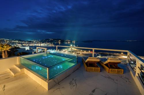 uma piscina no convés de um navio de cruzeiro à noite em Numi Suites em Míconos