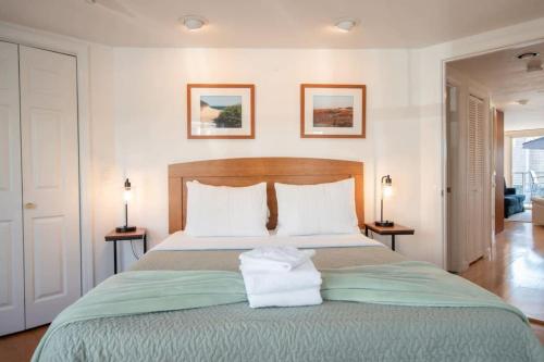 Tempat tidur dalam kamar di Gorgeous water views in the center of town