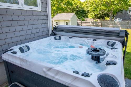 a jacuzziificialificialificialificialificialificialificialificialificialificialificial at Stunningly Decorated Home with Hot Tub in Yarmouth