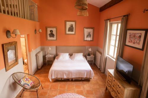 a bedroom with a bed and a tv in it at HOTEL et APPARTEMENTS DOMAINE DES CLOS - Teritoria in Beaucaire