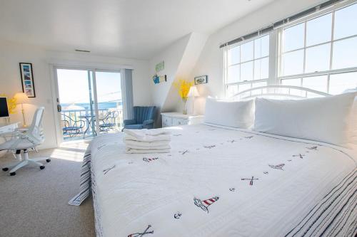 Кровать или кровати в номере Stunning Home with Water Views