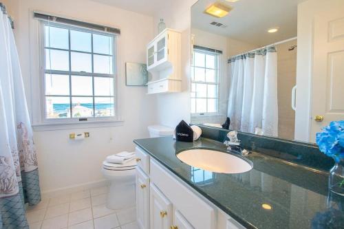 Ванная комната в Stunning Home with Water Views