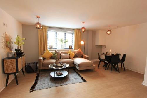 un soggiorno con divano e tavolo di Cabot Mews Apartment 3 a Bristol
