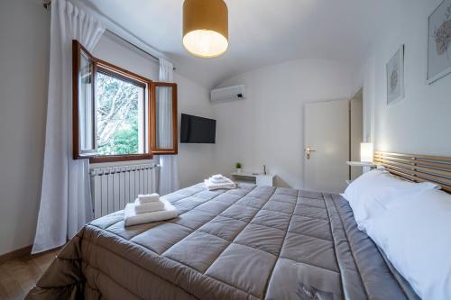 ein Schlafzimmer mit einem großen Bett und einem Fenster in der Unterkunft City centre Beautiful house with garden in Bologna