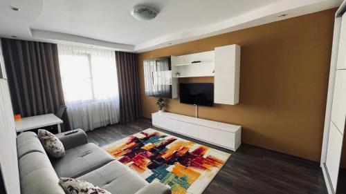 Il comprend un salon doté d'un canapé et d'une télévision à écran plat. dans l'établissement ABarbici Apartments, à Bucarest