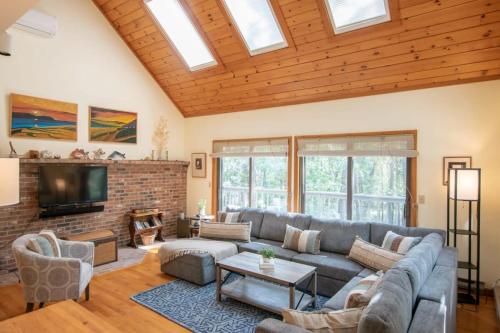 Posezení v ubytování 4 Mins to Wellfleet Village Screened sunroom