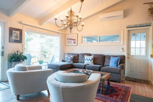 Χώρος καθιστικού στο Waterfront home with Hot Tub Firepit and Game Room