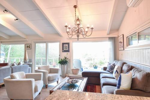 Χώρος καθιστικού στο Waterfront home with Hot Tub Firepit and Game Room