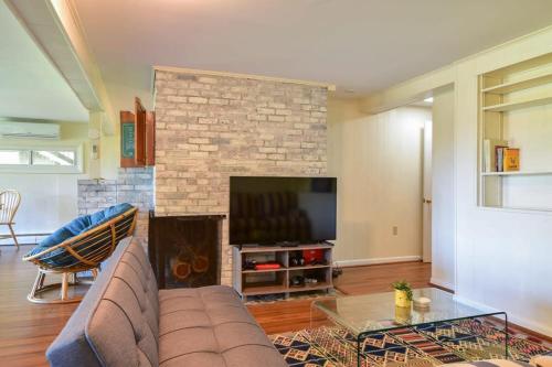 Μια τηλεόραση ή/και κέντρο ψυχαγωγίας στο Waterfront home with Hot Tub Firepit and Game Room