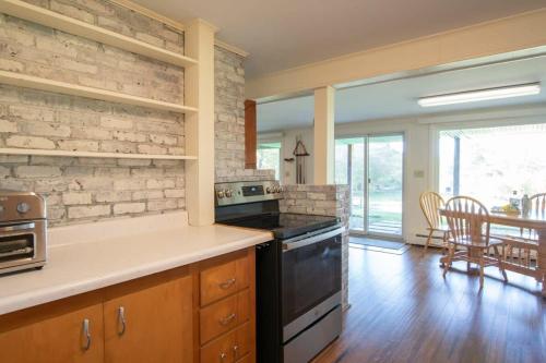 Η κουζίνα ή μικρή κουζίνα στο Waterfront home with Hot Tub Firepit and Game Room