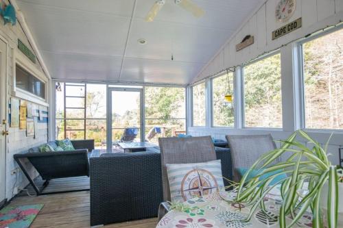 Χώρος καθιστικού στο Waterfront home with Hot Tub Firepit and Game Room