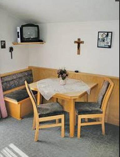 a small chapel with a table and a cross on the wall at Gästehaus Resi in Jerzens