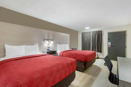 pokój hotelowy z 2 łóżkami i stołem w obiekcie Econo Lodge Augusta, Downtown w mieście Augusta