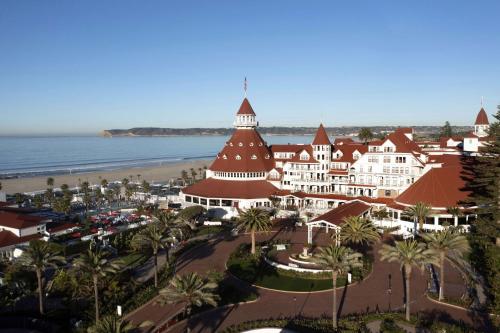 een uitzicht op het strand en het resort bij Hotel del Coronado, Curio Collection by Hilton in San Diego