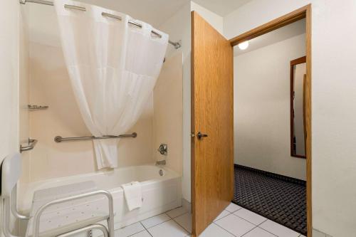 a bathroom with a bath tub and a toilet at Quality Inn Cheyenne I-25 South in Cheyenne