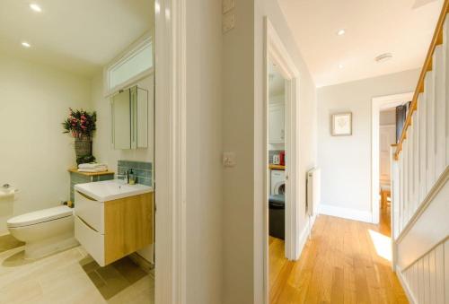 uma casa de banho com um WC e um lavatório em North Street - 2 Bedroom Apartment - Hopewell em Bristol