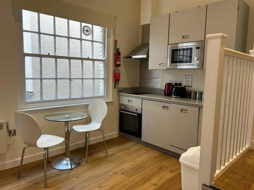 A cozinha ou kitchenette de Harford House studios 15- Hopewell