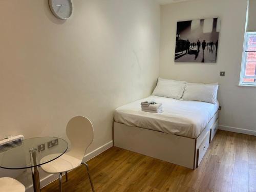 Łóżko lub łóżka w pokoju w obiekcie Harford House Studios 11- Hopewell