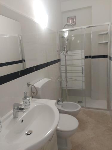 La salle de bains est pourvue d'un lavabo, de toilettes et d'une douche. dans l'établissement A casa di Franco, à Marina di Ragusa