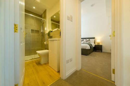 La salle de bains est pourvue d'une douche et de toilettes. dans l'établissement Grange Rd Flat 2 one bedroom flat, à Bristol