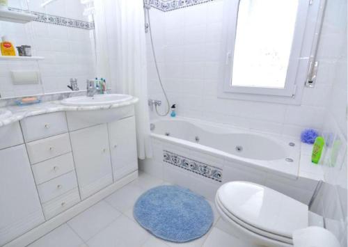 エンプリアブラバにあるRNET - Port Primer Empuriabravaの白いバスルーム(トイレ、バスタブ、シンク付)