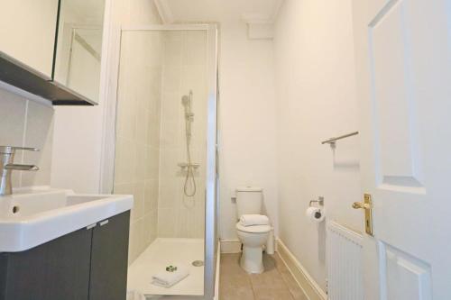 Et badeværelse på Kingsdown Hall Apartment 2 with Parking