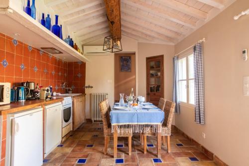 a kitchen with a table and chairs in a room at HOTEL et APPARTEMENTS DOMAINE DES CLOS - Teritoria in Beaucaire