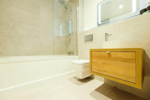 uma casa de banho com um lavatório, uma banheira e um WC. em Hotwells apartments flat 2 - Hopewell em Bristol