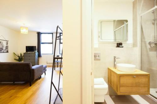 ein Bad mit einem Waschbecken und einem WC in einem Zimmer in der Unterkunft Hotwells apartments flat 1 - Hopewell in Bristol