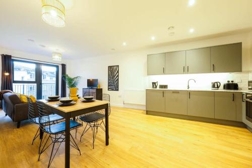 una cucina e un soggiorno con tavolo e sedie di Hotwells apartments flat 6- Hopewell a Bristol