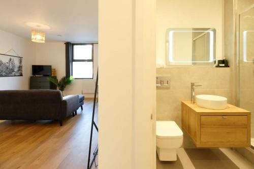ブリストルにあるHotwells apartments flat 4- Hopewellのバスルーム(洗面台、トイレ付)が備わります。