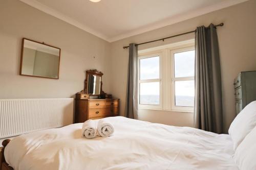 Katil atau katil-katil dalam bilik di Spacious 2 storey penthouse flat, fantastic views!