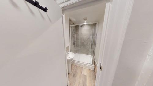 biała łazienka z toaletą i umywalką w obiekcie Queens Road five bedroom flat w Bristolu