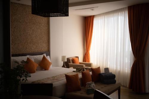 une chambre d'hôtel avec un lit et une fenêtre dans l'établissement The Cliff Residence, à Mui Ne