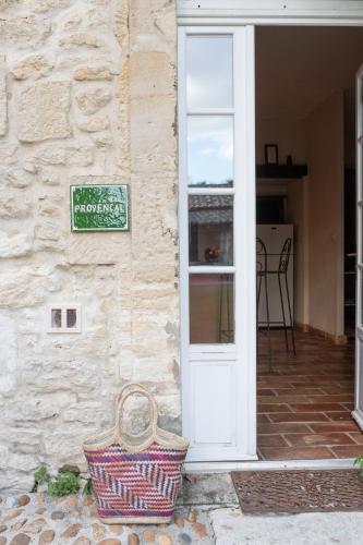 a building with a door and a basket next to it at HOTEL et APPARTEMENTS DOMAINE DES CLOS - Teritoria in Beaucaire