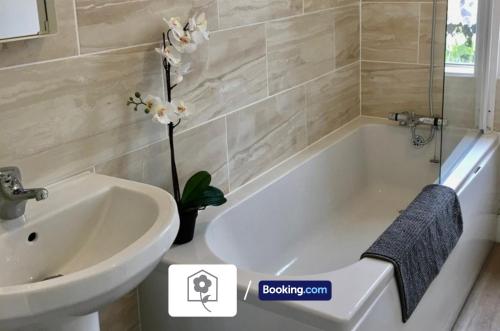 a bathroom with a sink and a bath tub and a toilet at Netley Village Apartment By Your Stay Solutions Short Lets & Serviced Accommodation Netley Southampton With Free Wi-Fi in Southampton