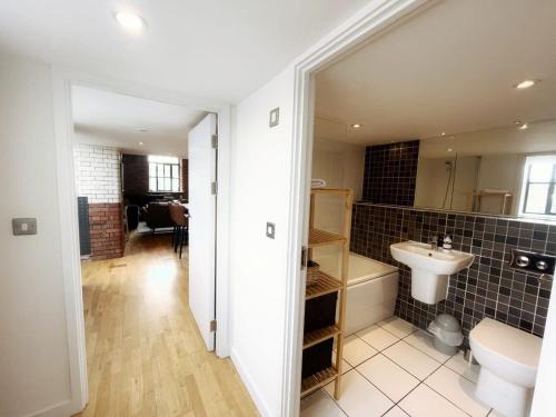 een badkamer met een wastafel, een toilet en een spiegel bij The Robinson Building in Bristol