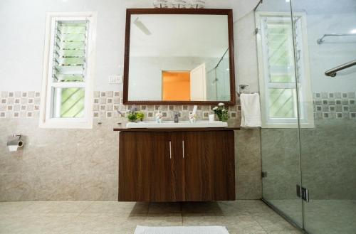 uma casa de banho com um lavatório e um espelho em The White House Opp Park Hyatt em Chennai