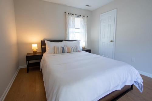 A bed or beds in a room at Sojourn 2 Bedroom Townhouse in Virginia Beach