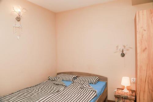 1 dormitorio con 2 camas y almohadas a rayas en Top Center, Quiet, Independen, en Burgas