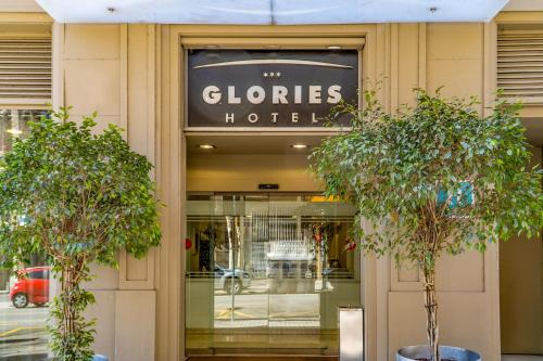 una tienda frente a un hotel Clontes con dos árboles delante en Hotel Glòries en Barcelona