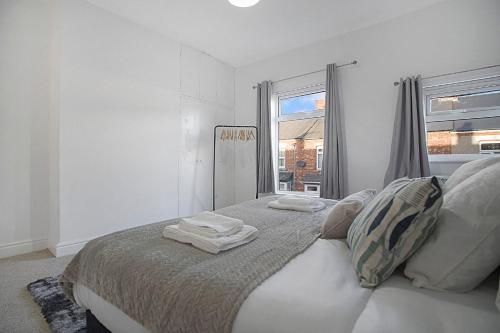 En eller flere senge i et værelse på Peaceful Dwelling at Falmer Road, Sleeps 4