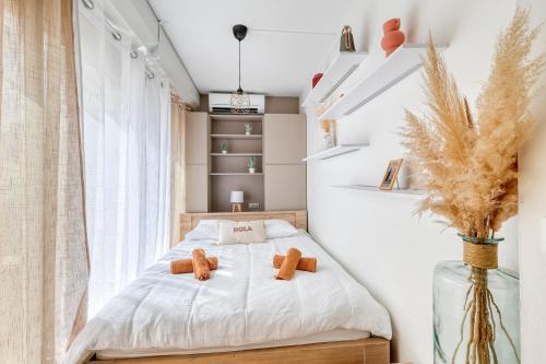 une chambre avec un lit avec deux ours en peluche dessus dans l'établissement L'Emeraude Varoise - Appt climatisé proche plage, à Six-Fours-les-Plages