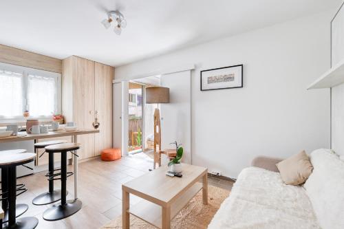 un salon avec un canapé et une table dans l'établissement L'Emeraude Varoise - Appt climatisé proche plage, à Six-Fours-les-Plages