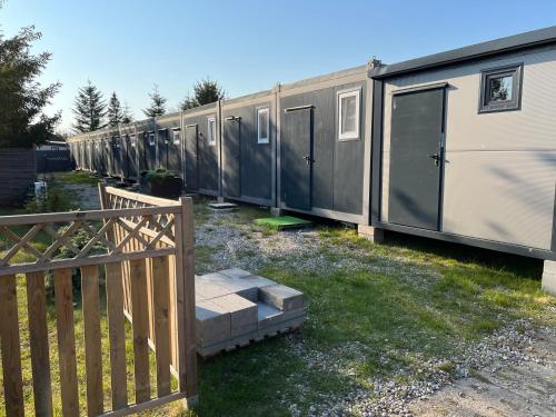 a row of mobile homes parked in a yard at przyczepa in Jastarnia