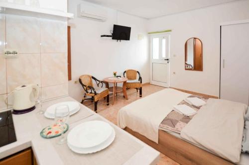een slaapkamer met een bed en een tafel met borden erop bij Apartments in Pula/Istrien 10950 in Veruda