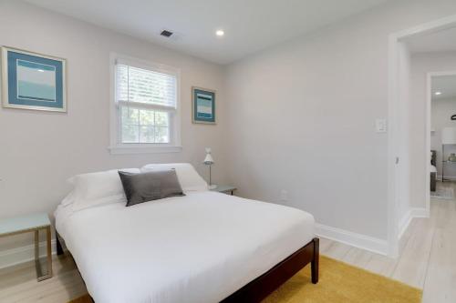 Katil atau katil-katil dalam bilik di Sojourn on Duke NEW 3 BR in Alexandria
