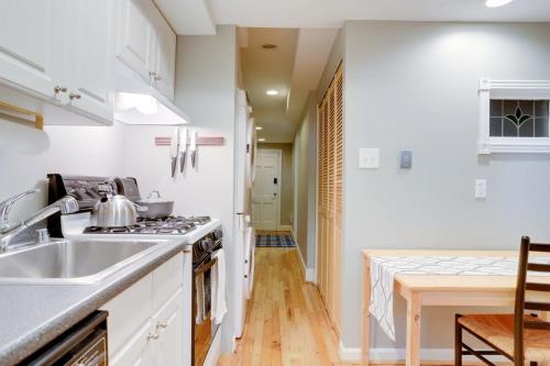 uma cozinha com um lavatório e um fogão em Sojourn 1 BR with private patio em Washington