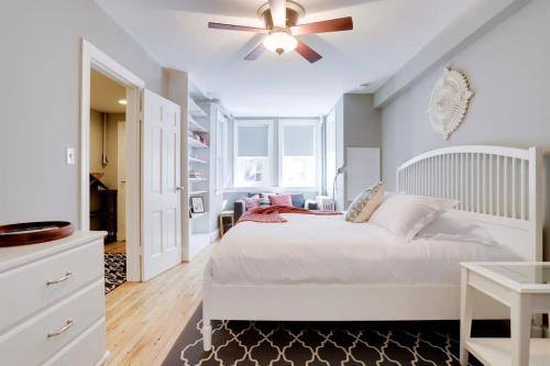 1 dormitorio con cama blanca y ventilador de techo en Sojourn 1 BR with private patio en Washington