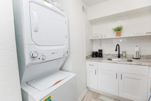 Η κουζίνα ή μικρή κουζίνα στο Sojourn Bayside 2 Bedroom
